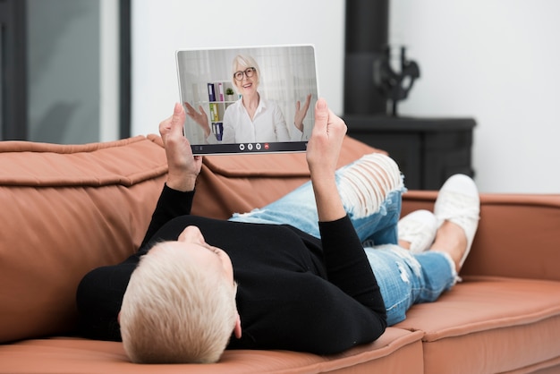 Foto gratuita personas mayores haciendo una videollamada