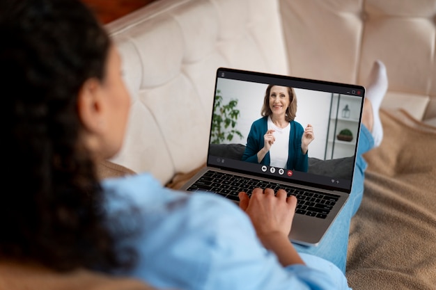 Personas mayores haciendo una videollamada