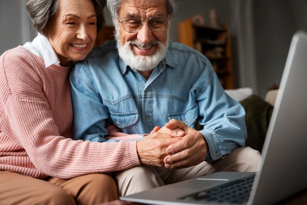 Personas mayores con laptop de tiro medio