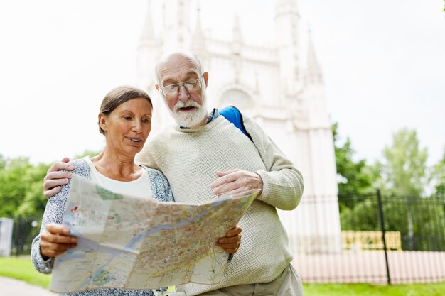 Personas mayores con mapa