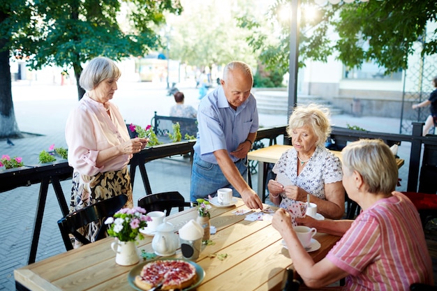 Personas mayores relajantes en café