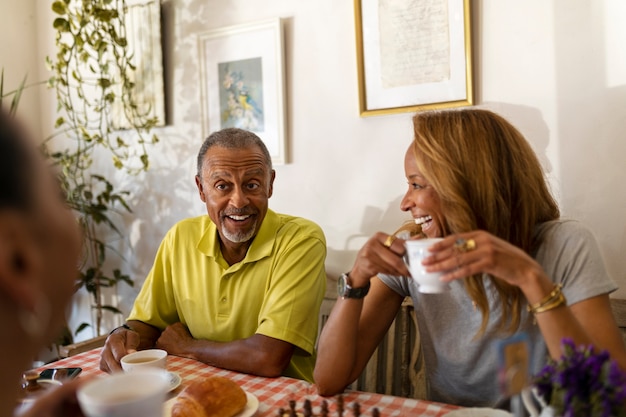 Personas mayores sonrientes bebiendo té