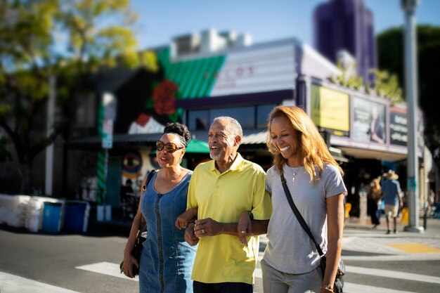 Personas mayores sonrientes de tiro medio caminando en la ciudad