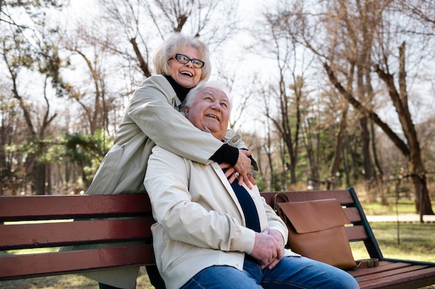 Personas mayores sonrientes de tiro medio en la naturaleza