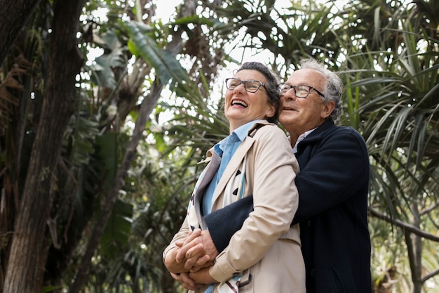 Personas mayores sonrientes de tiro medio que datan