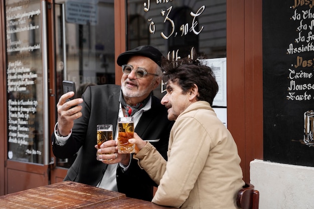 Foto gratuita personas mayores sonrientes de tiro medio