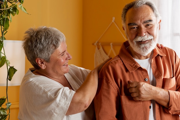 Personas mayores sonrientes de tiro medio