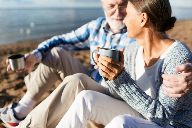 Personas mayores con té