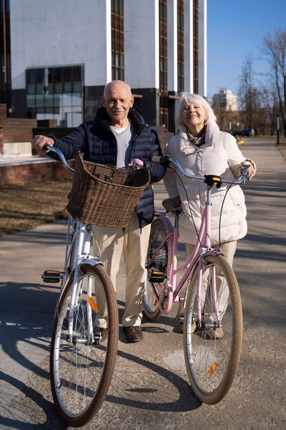 Personas mayores de tiro completo con bicicletas