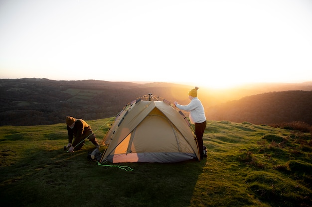 Foto gratuita personas mayores de tiro completo montando una carpa