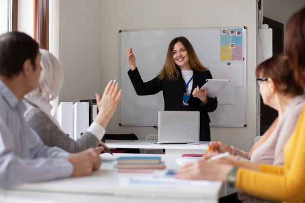 Personas mayores de tiro medio en el aula