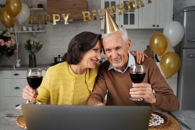 Personas mayores de tiro medio celebrando