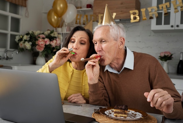 Personas mayores de tiro medio celebrando