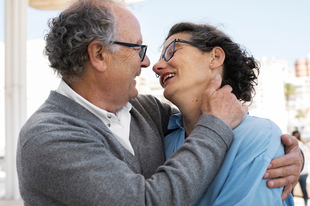 Personas mayores de tiro medio enamoradas