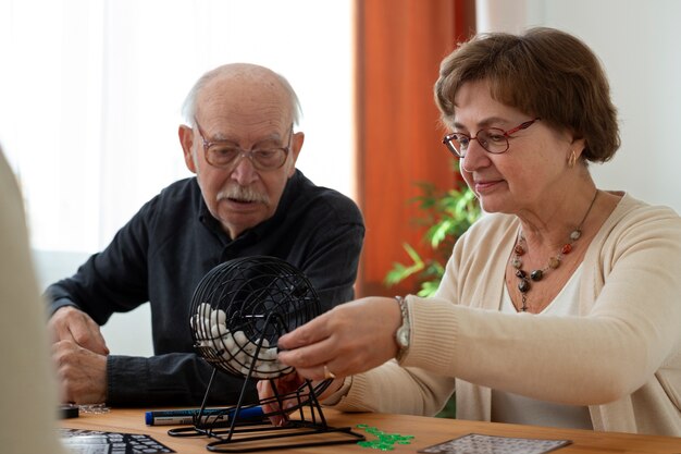 Personas mayores de tiro medio jugando bingo