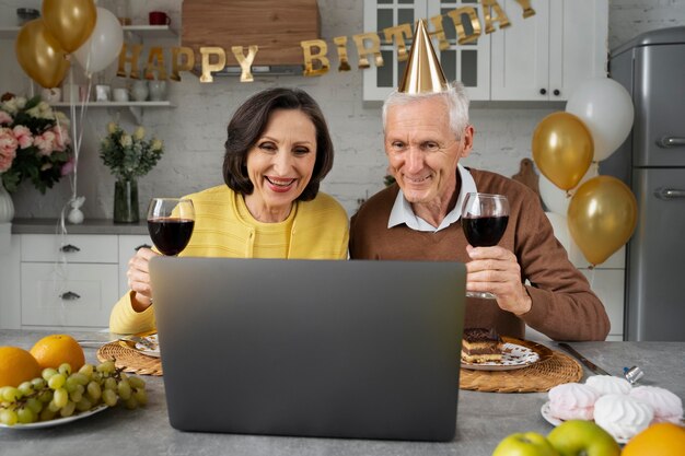 Personas mayores de tiro medio con laptop
