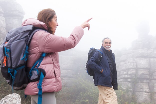 Personas mayores de tiro medio que viajan