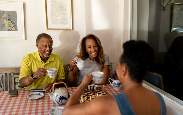 Personas mayores de tiro medio con tazas de té