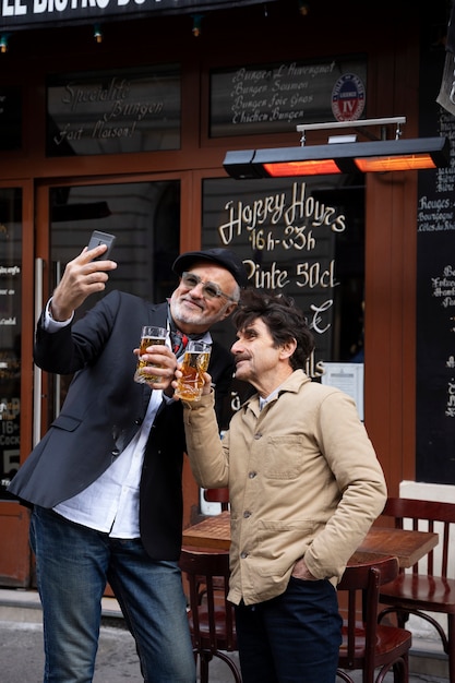 Personas mayores de tiro medio tomando selfie