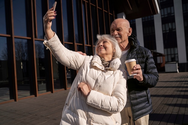Foto gratuita personas mayores de tiro medio tomando selfie