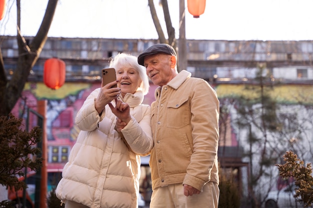 Personas mayores de tiro medio tomando selfie