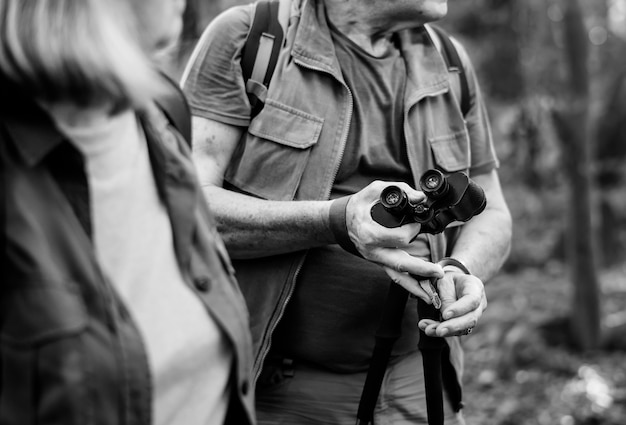 Personas mayores trekking en un bosque