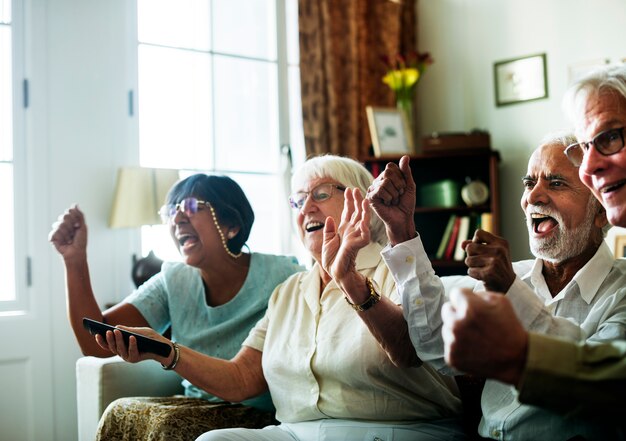 Personas mayores viendo la televisión juntos
