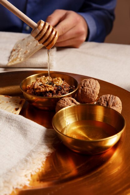 Foto gratuita personas en la mesa disfrutando de un festín para el primer día del seder de pascua