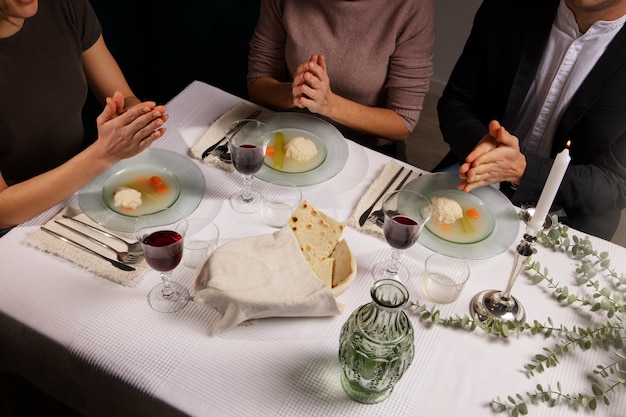 Foto gratuita personas en la mesa disfrutando de un festín para el primer día del seder de pascua