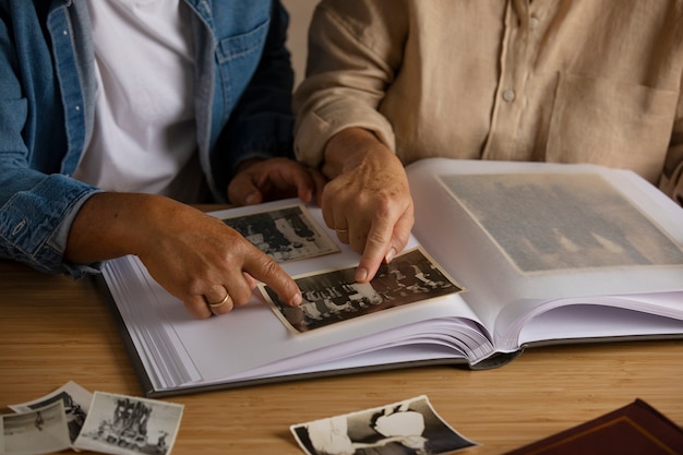 Personas mirando álbum de fotos