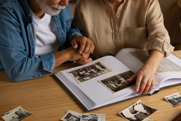 Personas mirando álbum de fotos