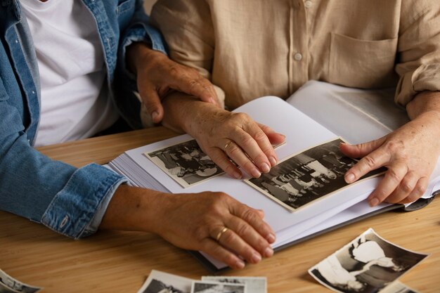 Personas mirando álbum de fotos