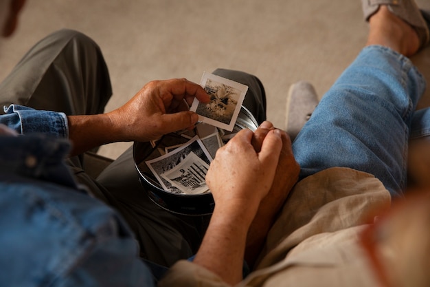 Foto gratuita personas mirando álbum de fotos