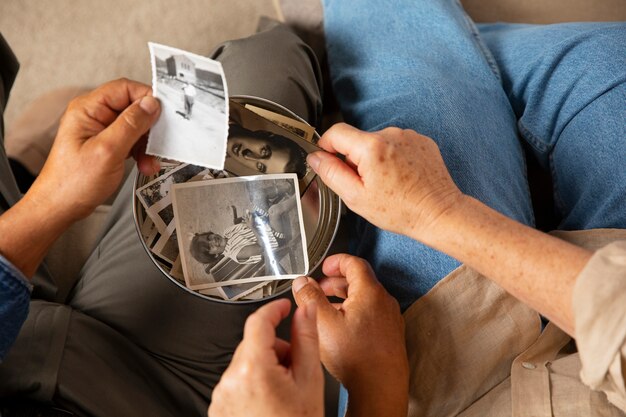 Personas mirando álbum de fotos