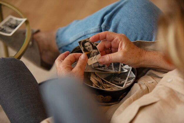 Personas mirando álbum de fotos