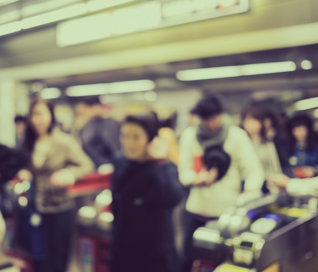 las personas de movimiento borrosa en la hora punta en la estación de tren de Osaka, Jap