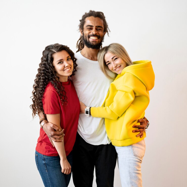 Foto gratuito personas multirraciales abrazados
