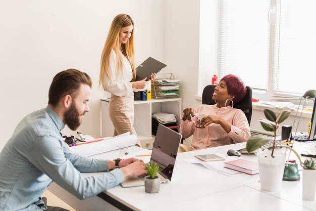 Personas multirraciales en la oficina