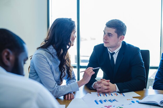 Personas de negocios discutiendo