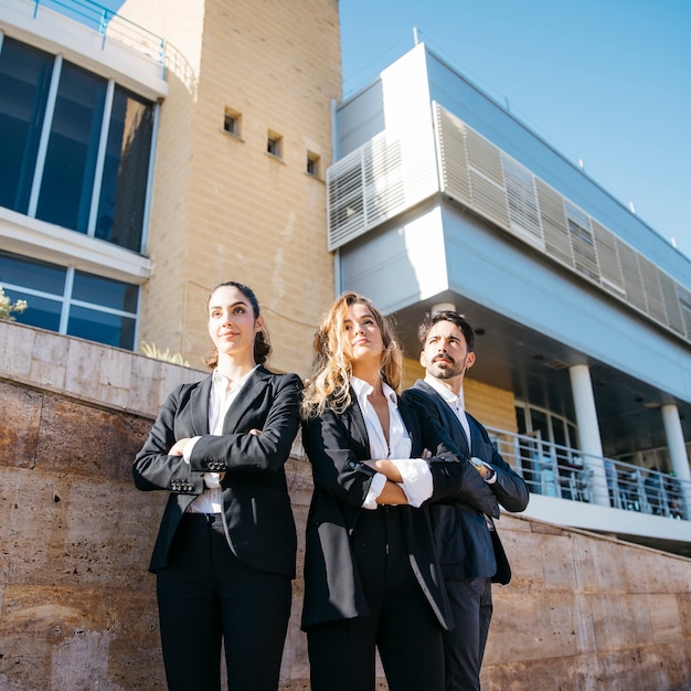 Personas de negocios enfrente de edificio