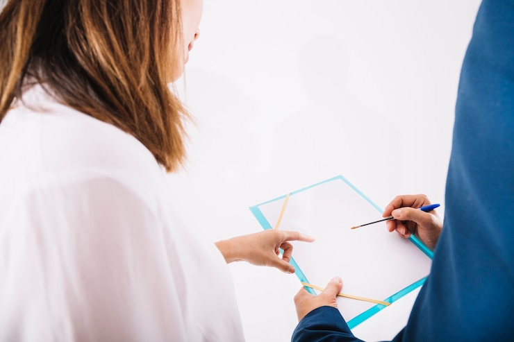 Foto gratuito personas de negocios escribiendo en portapapeles