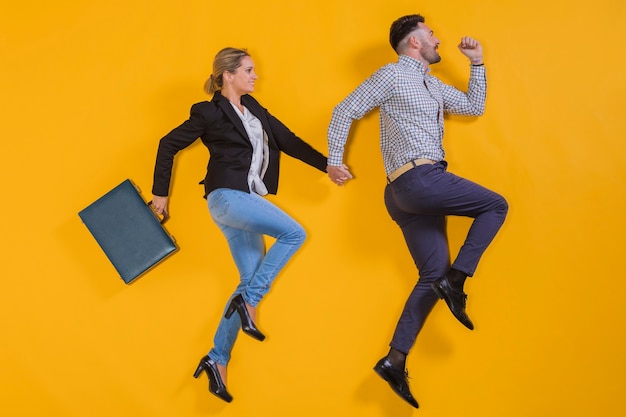 Foto gratuita personas de negocios flotando con un maletín