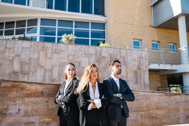 Personas de negocios en frente de escaleras