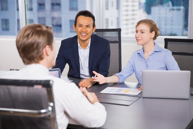 Personas de negocios hablando en una mesa de reuniones