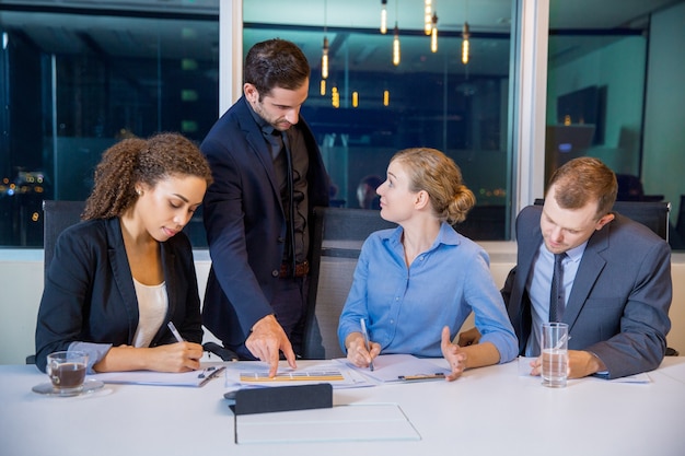 Foto gratuita personas de negocios hablando en una mesa de reuniones