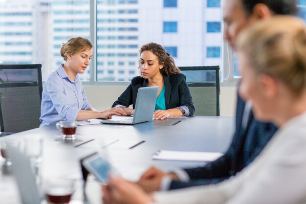 Personas de negocios hablando en una mesa de reuniones