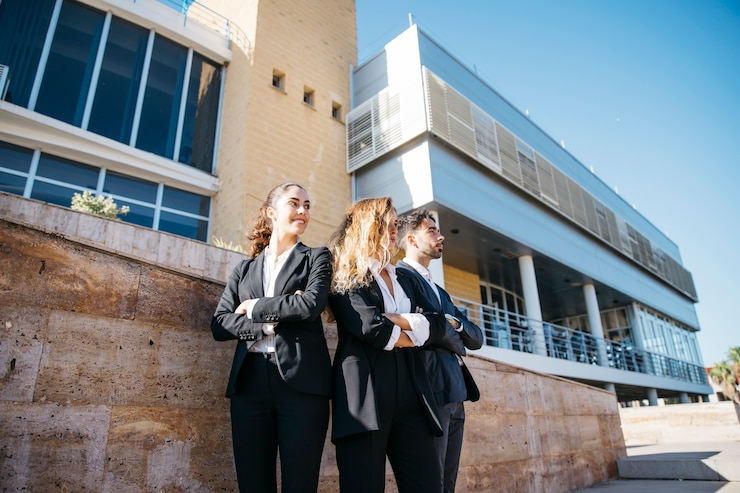 Foto gratuito personas de negocios mirando hacia adelante