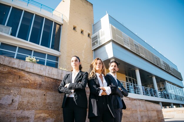 Personas de negocios posando