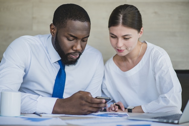 Foto gratuita personas de negocios con smartphone