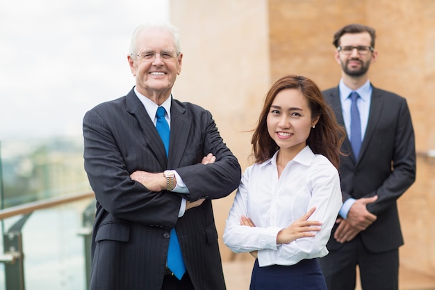 Personas de negocios sonriendo con los brazos cruzados